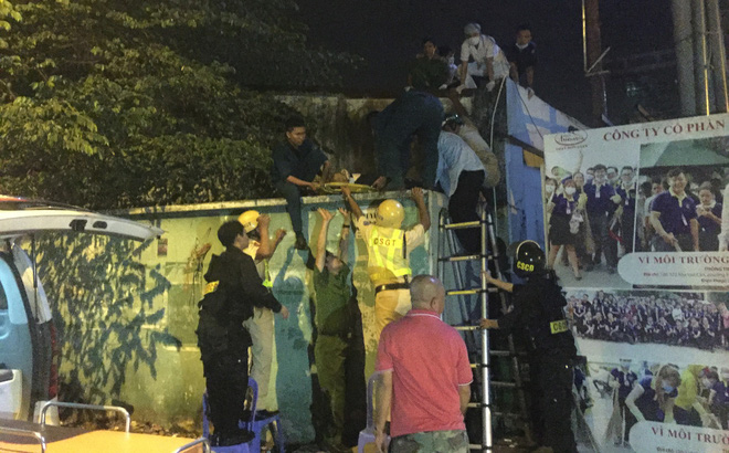 Tài xế ô tô tông xe CSGT rồi leo lên công ty địa ốc nhảy lầu ở Sài Gòn