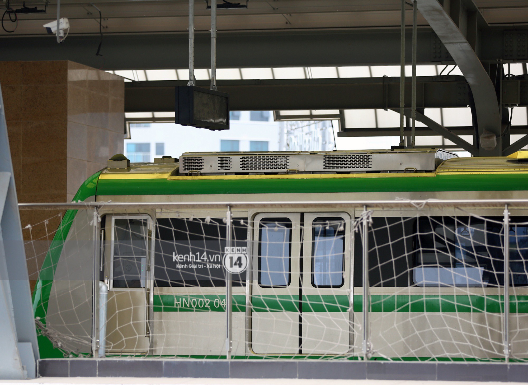 Video: 4 đoàn tàu đường sắt trên cao bất ngờ di chuyển trong mưa trước ngày chạy thử