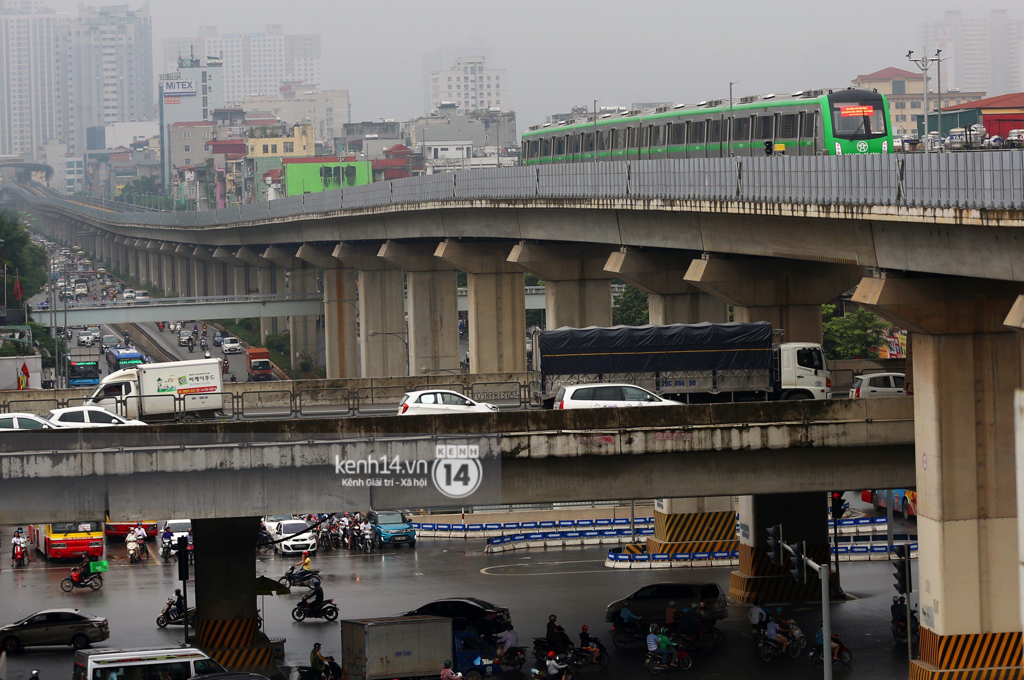 Video: 4 đoàn tàu đường sắt trên cao bất ngờ di chuyển trong mưa trước ngày chạy thử