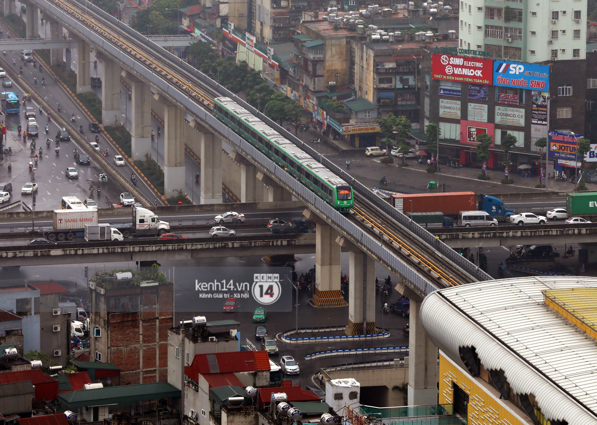 Video: 4 đoàn tàu đường sắt trên cao bất ngờ di chuyển trong mưa trước ngày chạy thử