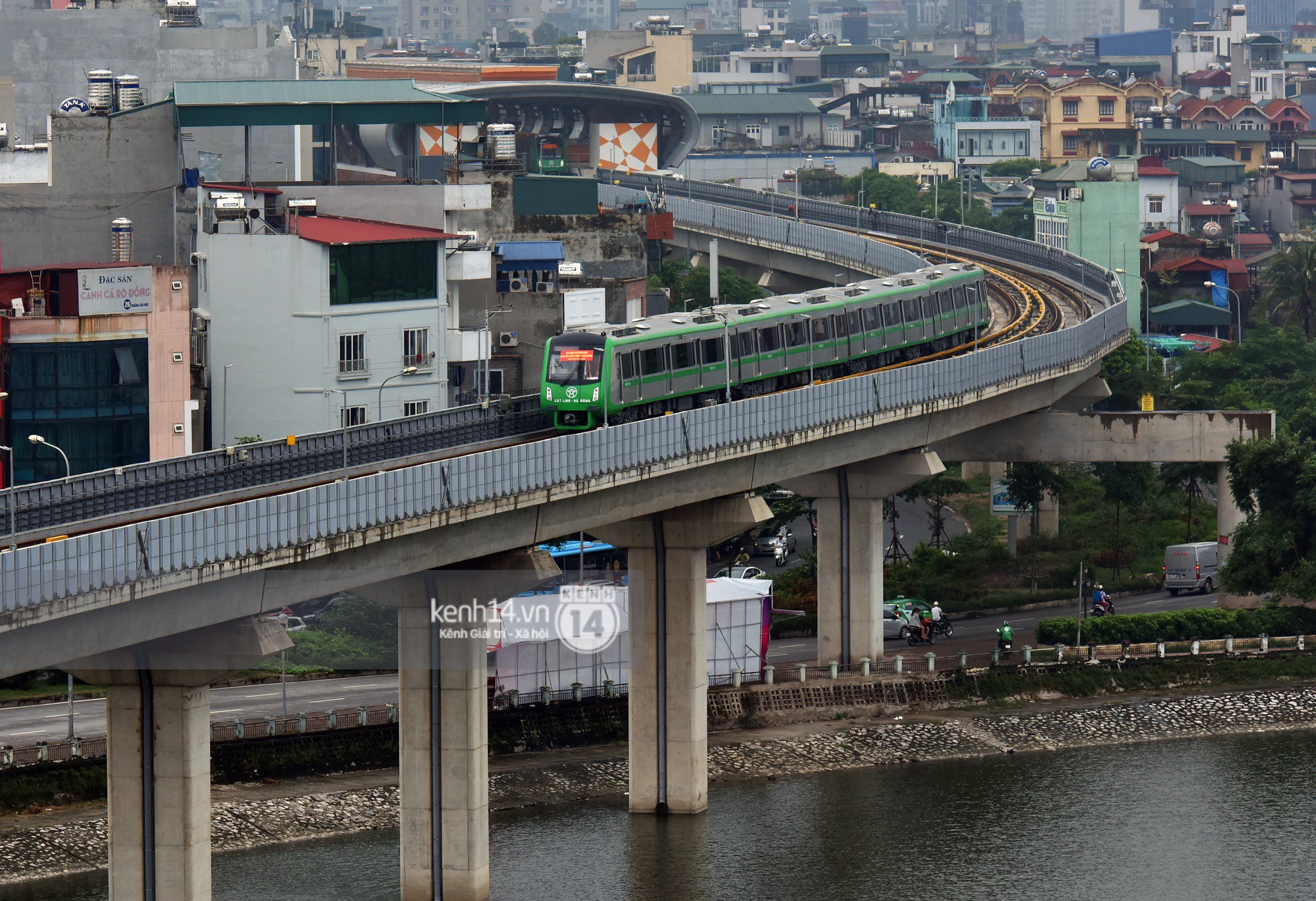 Video: 4 đoàn tàu đường sắt trên cao bất ngờ di chuyển trong mưa trước ngày chạy thử