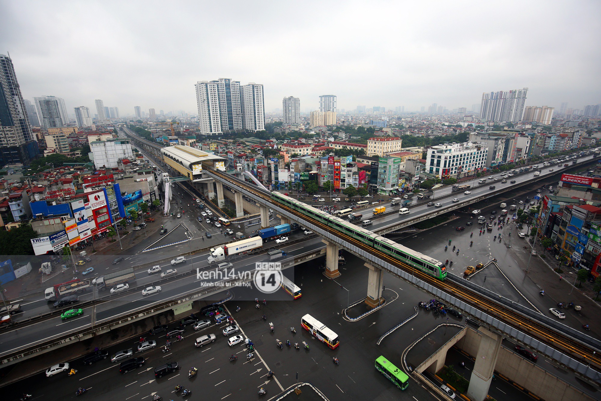 Video: 4 đoàn tàu đường sắt trên cao bất ngờ di chuyển trong mưa trước ngày chạy thử