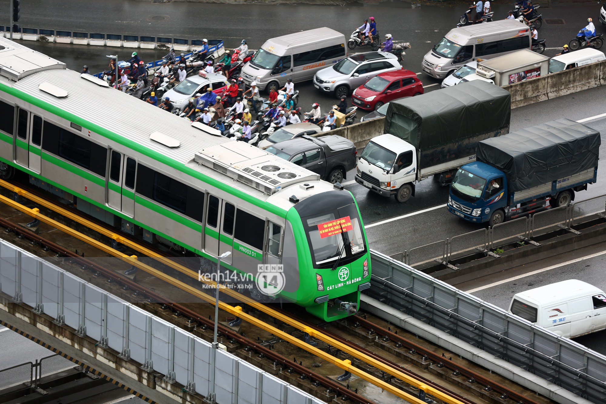 Video: 4 đoàn tàu đường sắt trên cao bất ngờ di chuyển trong mưa trước ngày chạy thử