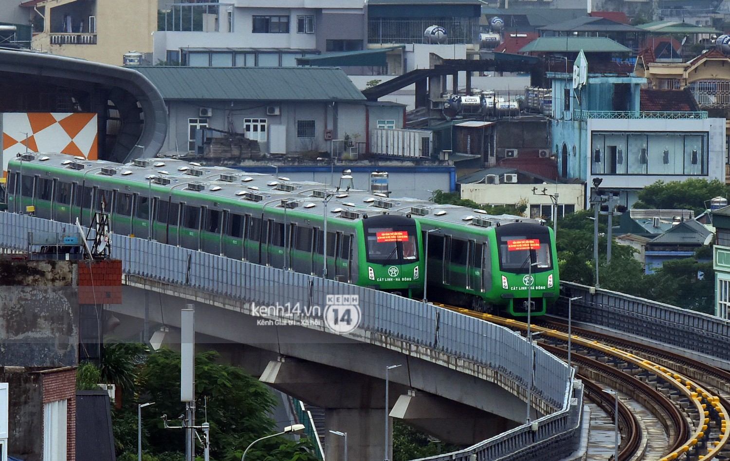 Video: 4 đoàn tàu đường sắt trên cao bất ngờ di chuyển trong mưa trước ngày chạy thử