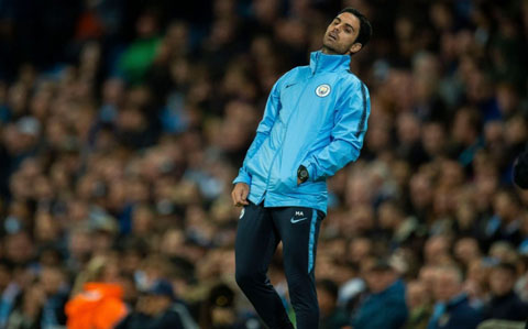 Vì sao Guardiola phải ngồi trên khán đài ở trận thua của Man City?