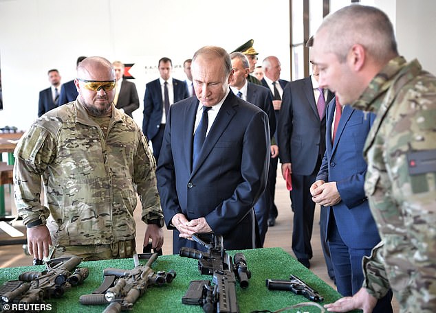 Xem Tổng thống Putin trổ tài thiện xạ, thử súng bắn tỉa mới nhất