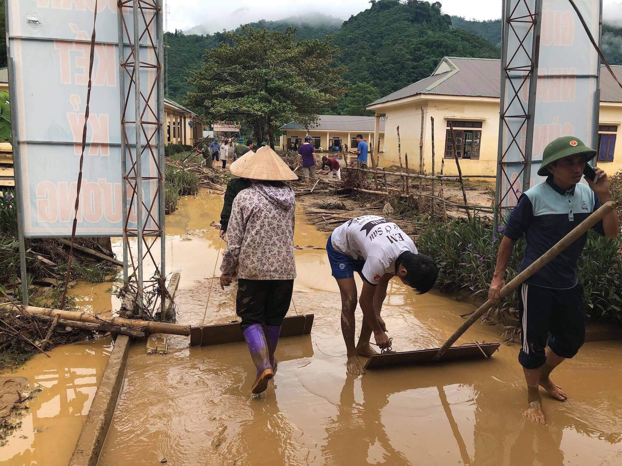 Nghệ An: Giáo viên, học sinh chạy lũ lúc nửa đêm