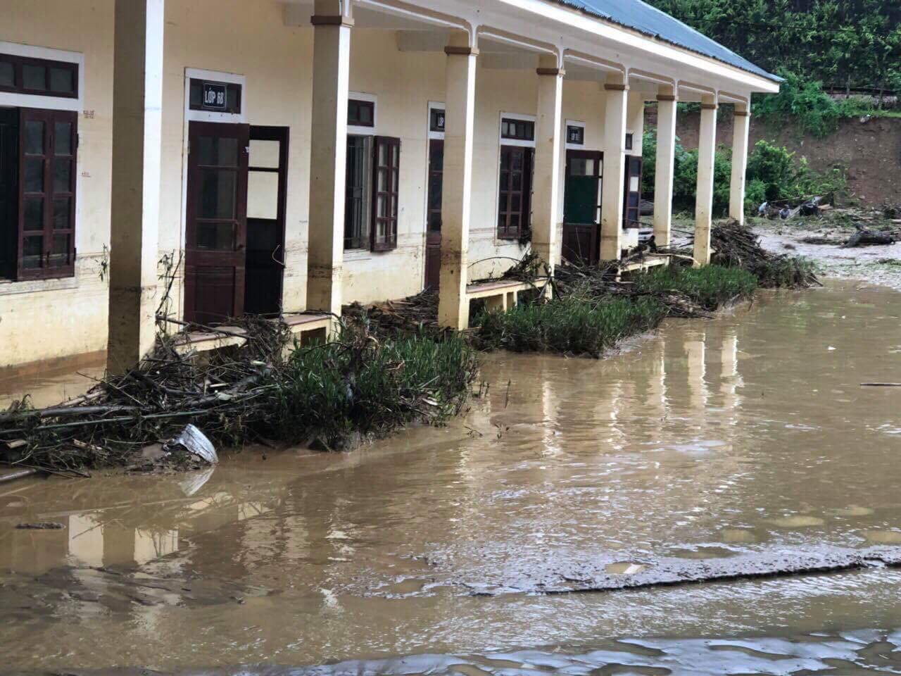 Nghệ An: Giáo viên, học sinh chạy lũ lúc nửa đêm