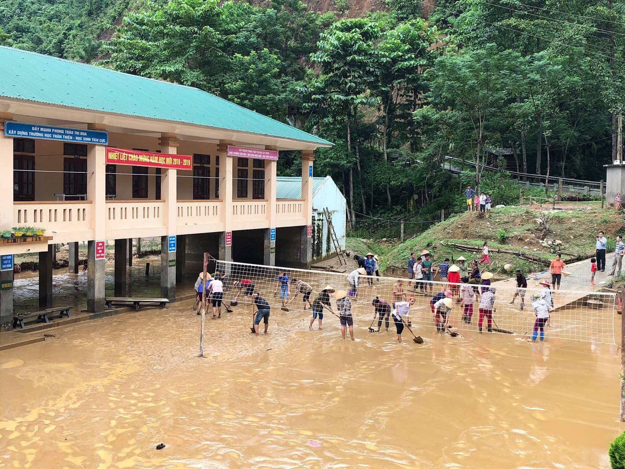 Nghệ An: Giáo viên, học sinh chạy lũ lúc nửa đêm