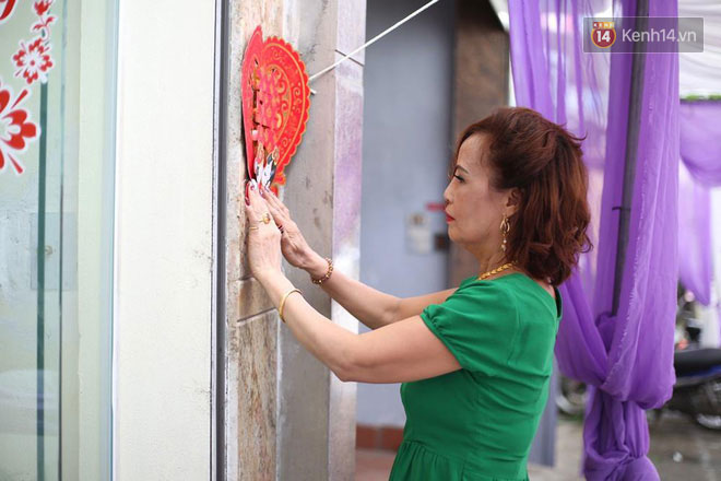 Cô dâu 62 tuổi xúc động khi chú rể 26 tuổi yêu cầu giữ nguyên bức hình cưới với chồng quá cố ở phòng khách