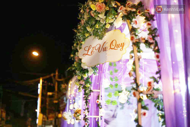 Cô dâu 62 tuổi xúc động khi chú rể 26 tuổi yêu cầu giữ nguyên bức hình cưới với chồng quá cố ở phòng khách