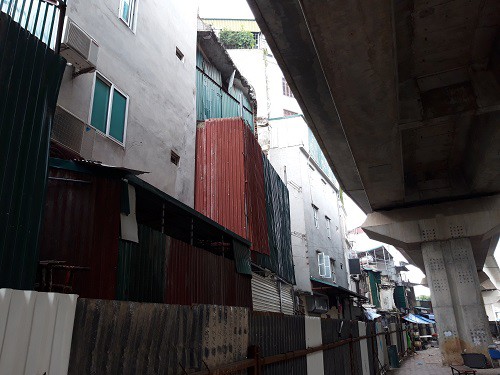 Hà Nội chạy thử tàu trên cao: Các hộ dân sống cách đường tàu 1 mét nói gì?