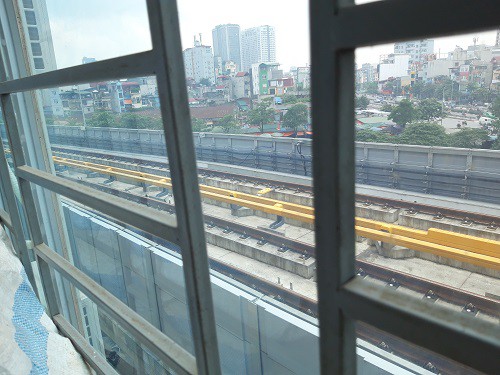 Hà Nội chạy thử tàu trên cao: Các hộ dân sống cách đường tàu 1 mét nói gì?