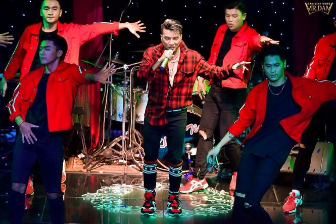 Đàm Vĩnh Hưng nhập viện vì kiệt sức khi lưu diễn