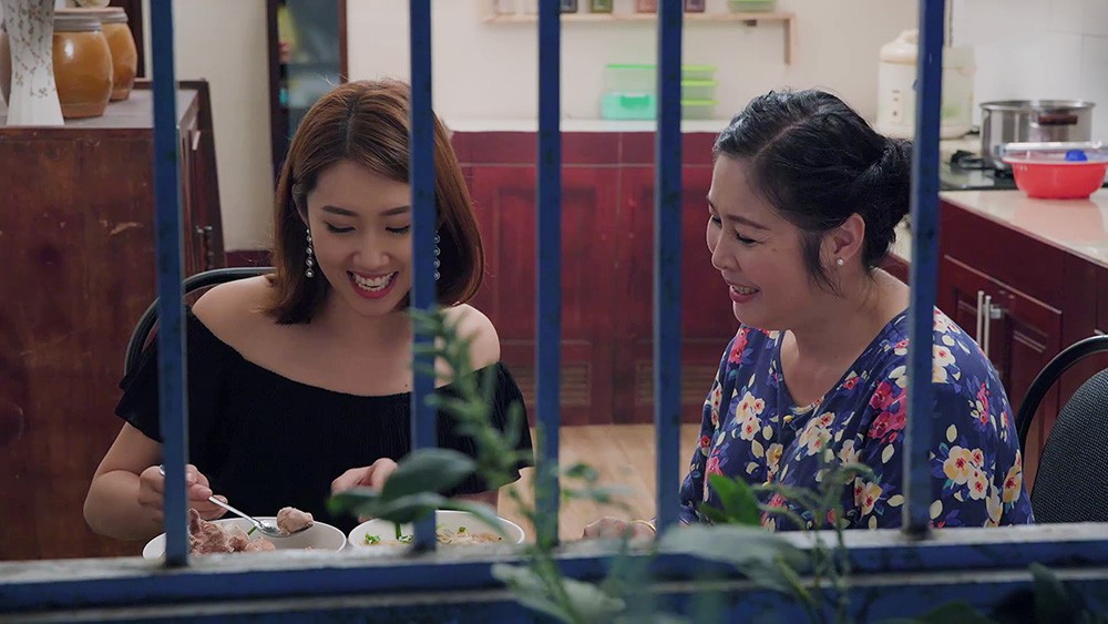 Gạo nếp gạo tẻ tập 60: Nuông chiều Hân hết mức nhưng lúc ốm đau bà Mai lại phải rơi nước mắt vì bị con gái ngó lơ