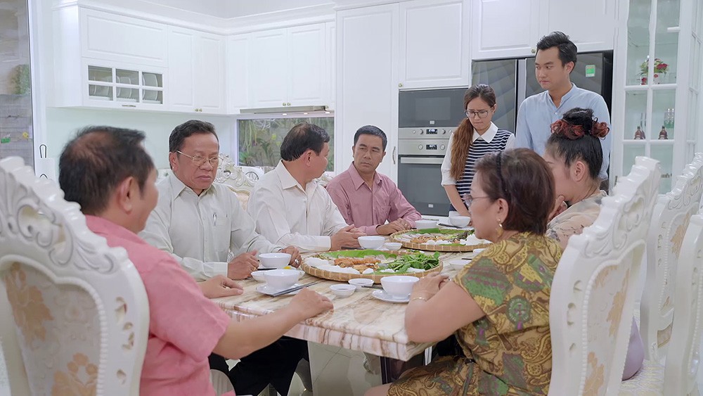 Gạo nếp gạo tẻ tập 60: Nuông chiều Hân hết mức nhưng lúc ốm đau bà Mai lại phải rơi nước mắt vì bị con gái ngó lơ