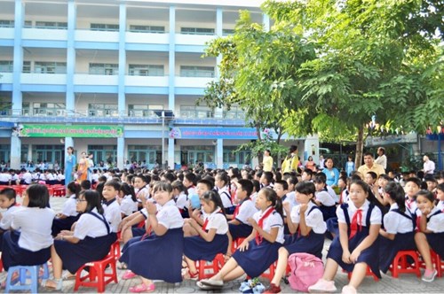 Vì sao nhiều trường vẫn băn khoăn về việc miễn học phí?