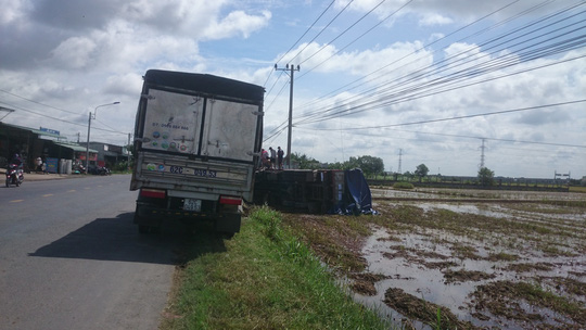 Tránh 1 xe máy băng ẩu, 2 xe tải lật ngang