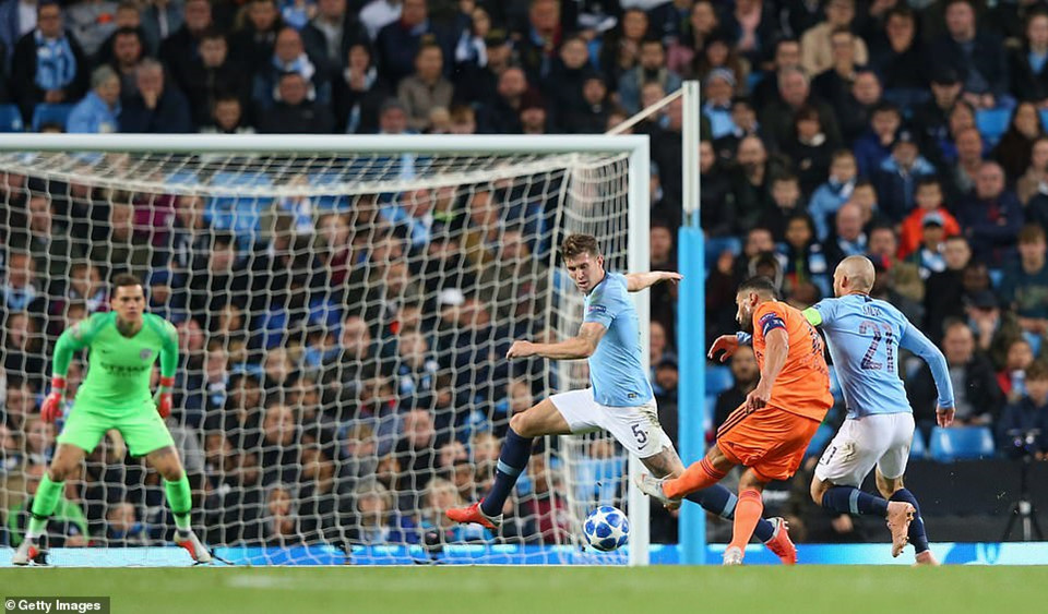 Man City chịu trận thua đáng xấu hổ khi ra quân tại Champions League
