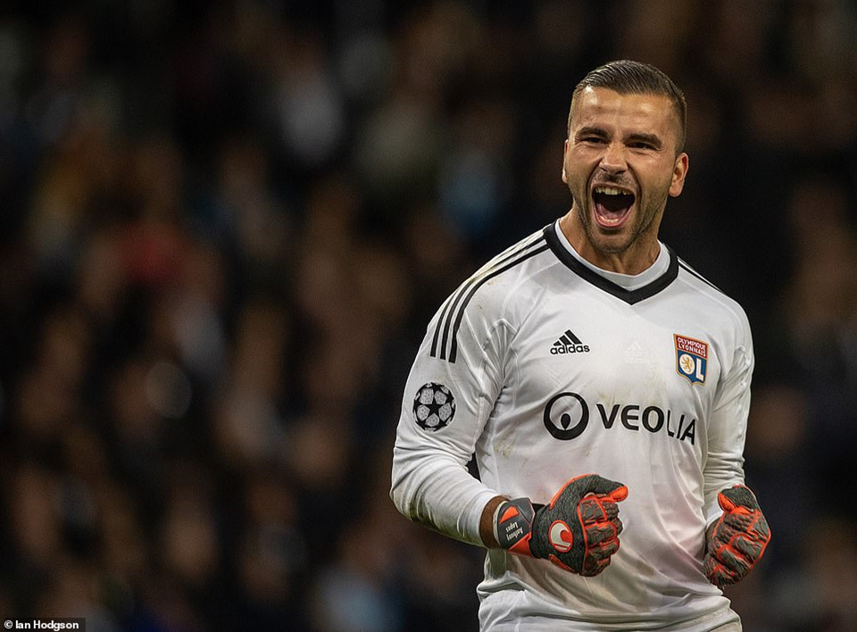 Man City chịu trận thua đáng xấu hổ khi ra quân tại Champions League