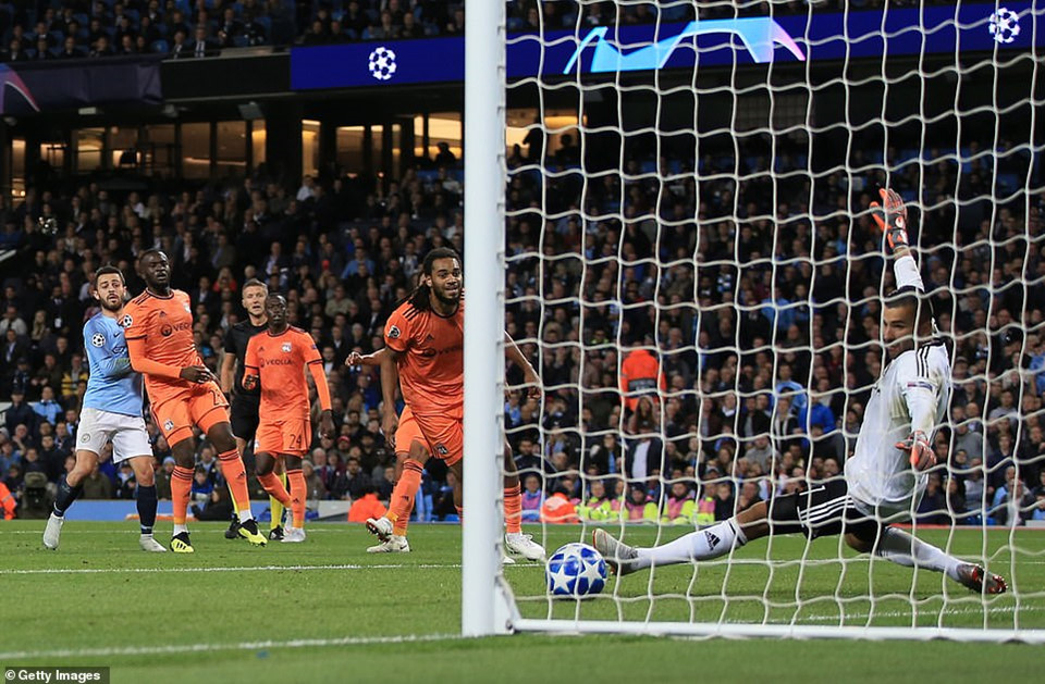 Man City chịu trận thua đáng xấu hổ khi ra quân tại Champions League