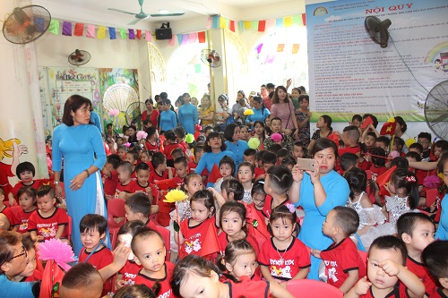 Trường mầm non ở Hà Nội đề nghị phụ huynh mua báo cho trẻ 3 tuổi!