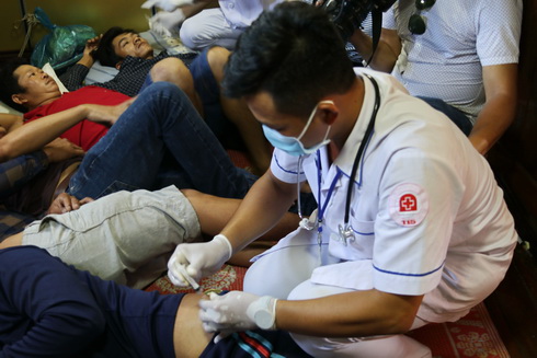 Đưa vào bờ an toàn 10 ngư dân ngộ độc trên biển