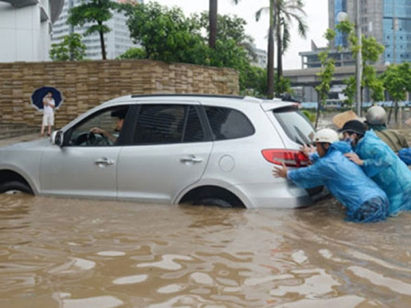 Những lưu ý giúp ô tô an toàn sống sót qua mùa mưa bão