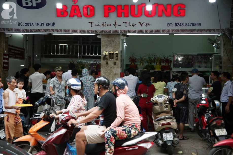 Quá đông người kéo đến mua bánh Trung thu, tuyến phố Thụy Khuê tắc nghẽn