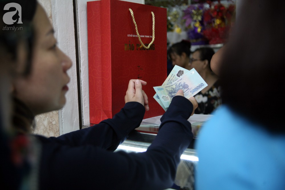 Quá đông người kéo đến mua bánh Trung thu, tuyến phố Thụy Khuê tắc nghẽn