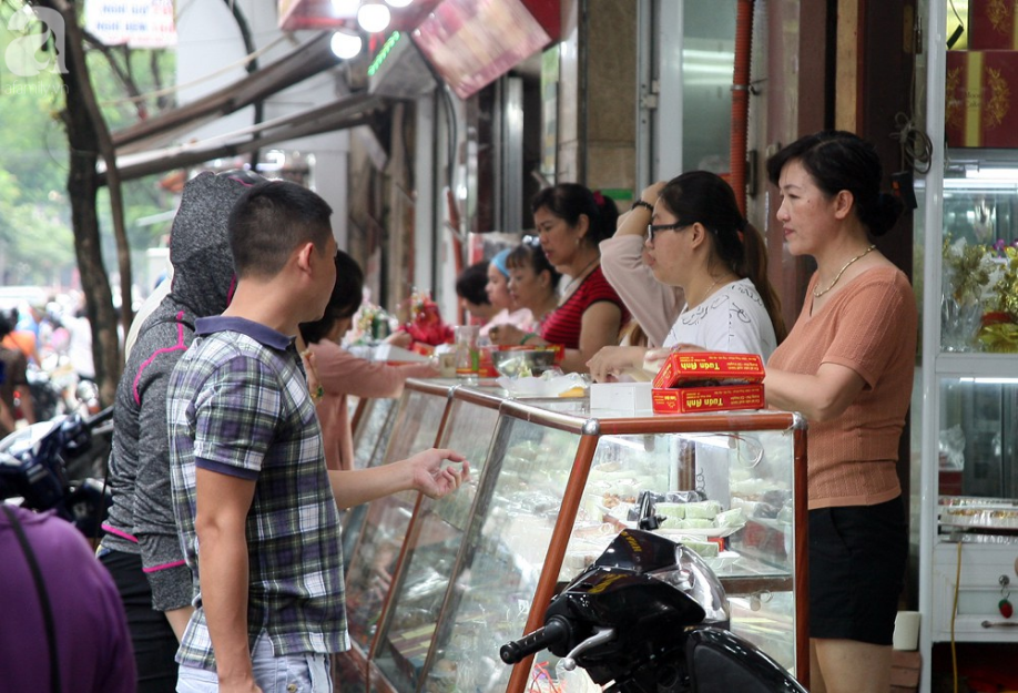 Quá đông người kéo đến mua bánh Trung thu, tuyến phố Thụy Khuê tắc nghẽn