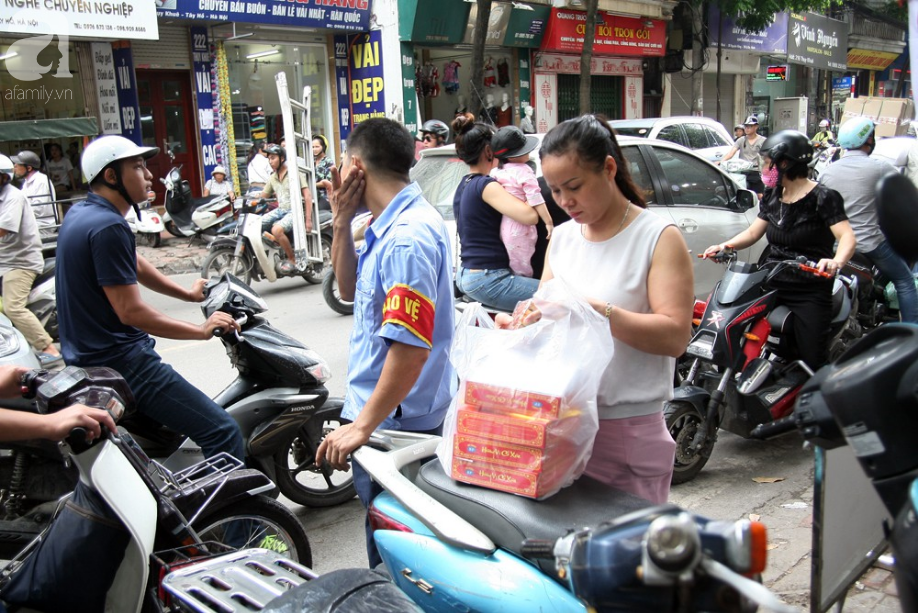 Quá đông người kéo đến mua bánh Trung thu, tuyến phố Thụy Khuê tắc nghẽn