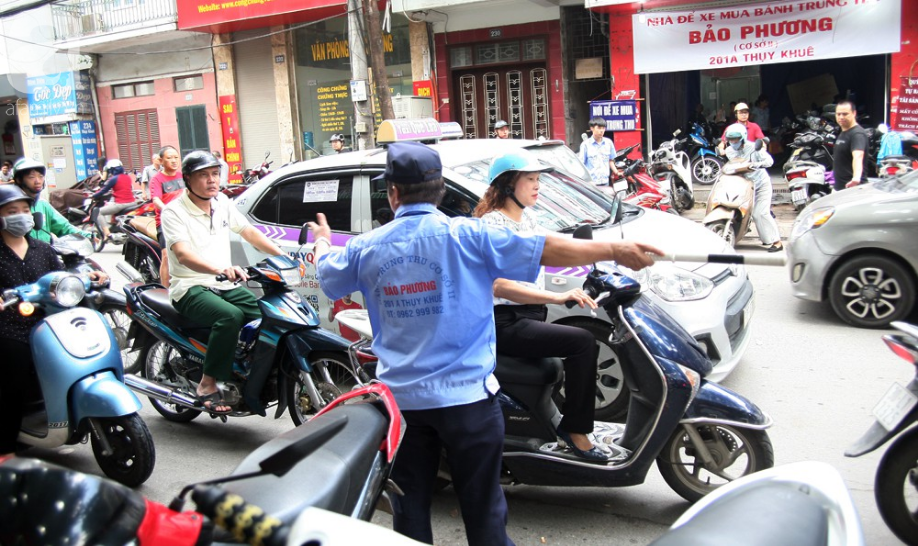 Quá đông người kéo đến mua bánh Trung thu, tuyến phố Thụy Khuê tắc nghẽn