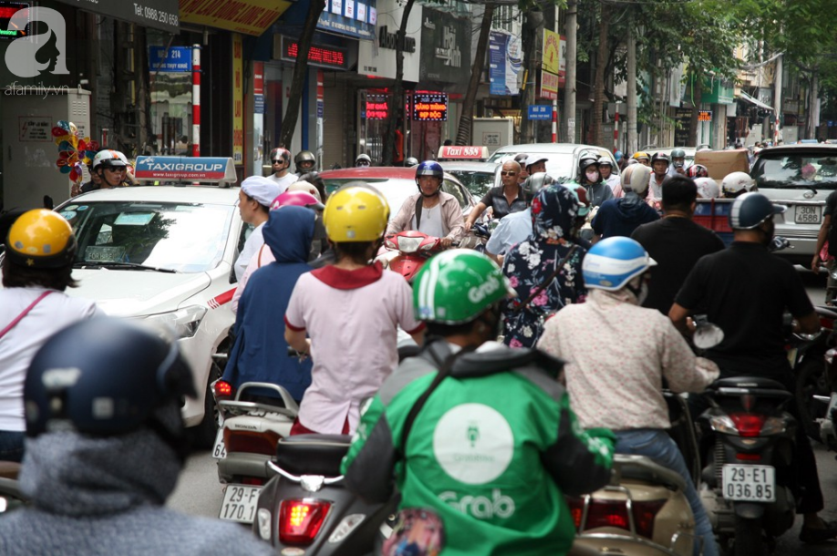 Quá đông người kéo đến mua bánh Trung thu, tuyến phố Thụy Khuê tắc nghẽn