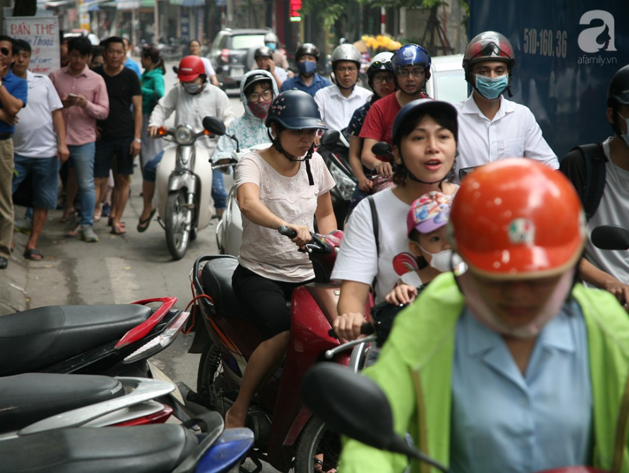 Quá đông người kéo đến mua bánh Trung thu, tuyến phố Thụy Khuê tắc nghẽn