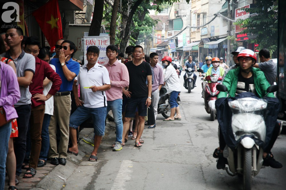 Quá đông người kéo đến mua bánh Trung thu, tuyến phố Thụy Khuê tắc nghẽn
