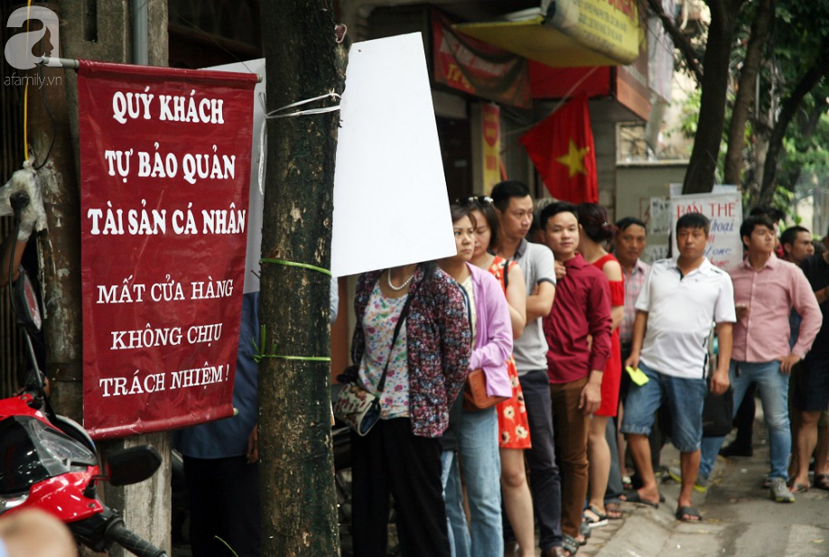 Quá đông người kéo đến mua bánh Trung thu, tuyến phố Thụy Khuê tắc nghẽn