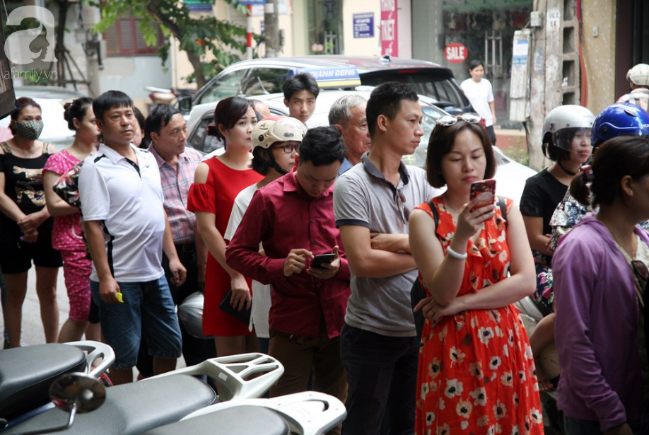 Quá đông người kéo đến mua bánh Trung thu, tuyến phố Thụy Khuê tắc nghẽn