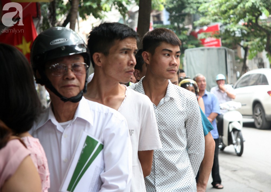 Quá đông người kéo đến mua bánh Trung thu, tuyến phố Thụy Khuê tắc nghẽn