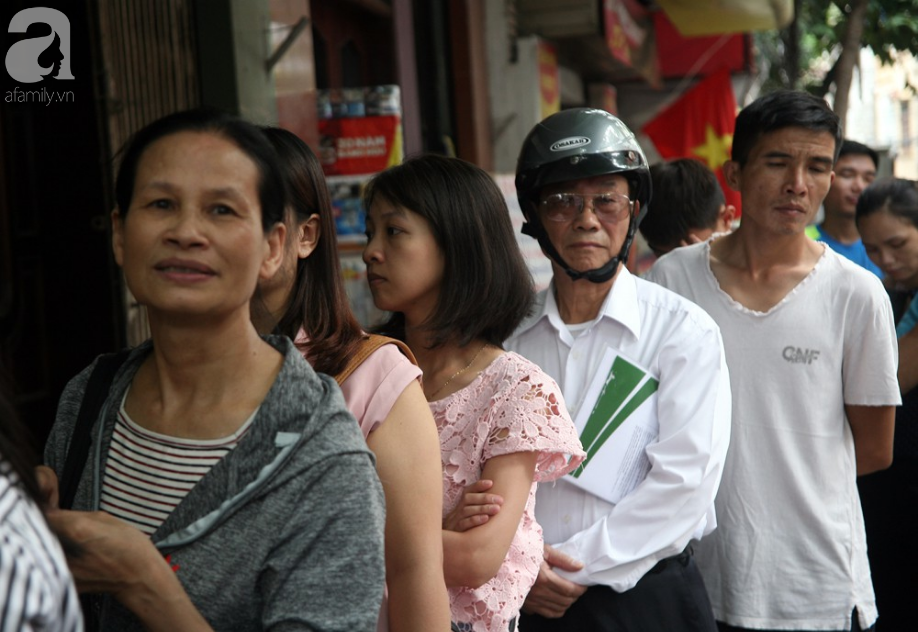 Quá đông người kéo đến mua bánh Trung thu, tuyến phố Thụy Khuê tắc nghẽn