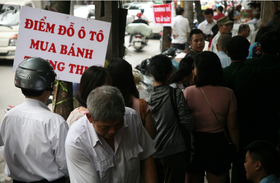 Quá đông người kéo đến mua bánh Trung thu, tuyến phố Thụy Khuê tắc nghẽn