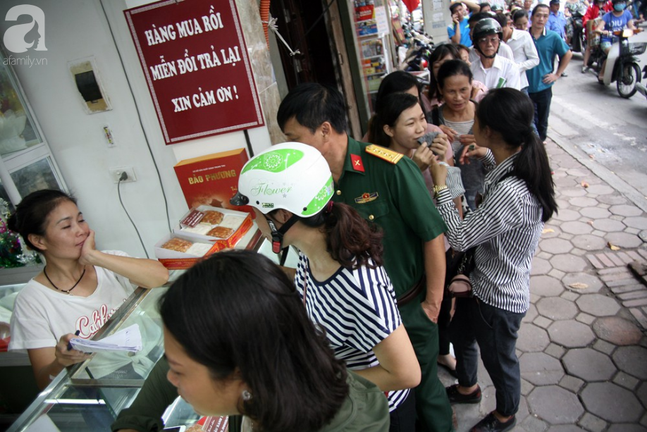 Quá đông người kéo đến mua bánh Trung thu, tuyến phố Thụy Khuê tắc nghẽn