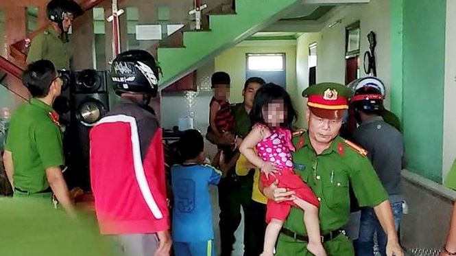 Phút cân não giải cứu 3 đứa trẻ bị bố ép chết chung