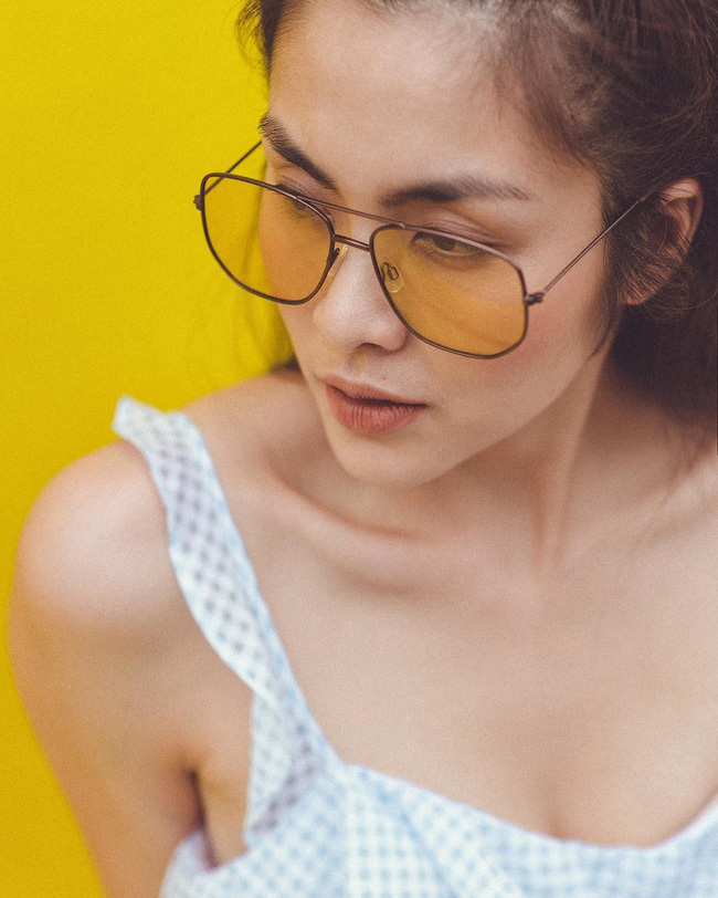 Không dừng lại ở khoe lưng trần eo thon, giờ Hà Tăng đã diện áo hai dây để lộ thềm ngực sexy chết người rồi đây!