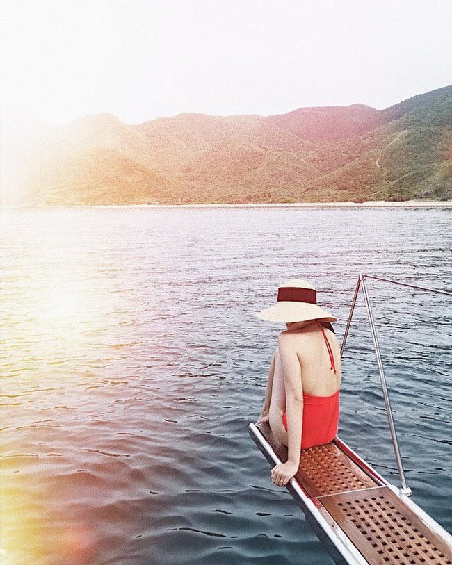 Không dừng lại ở khoe lưng trần eo thon, giờ Hà Tăng đã diện áo hai dây để lộ thềm ngực sexy chết người rồi đây!