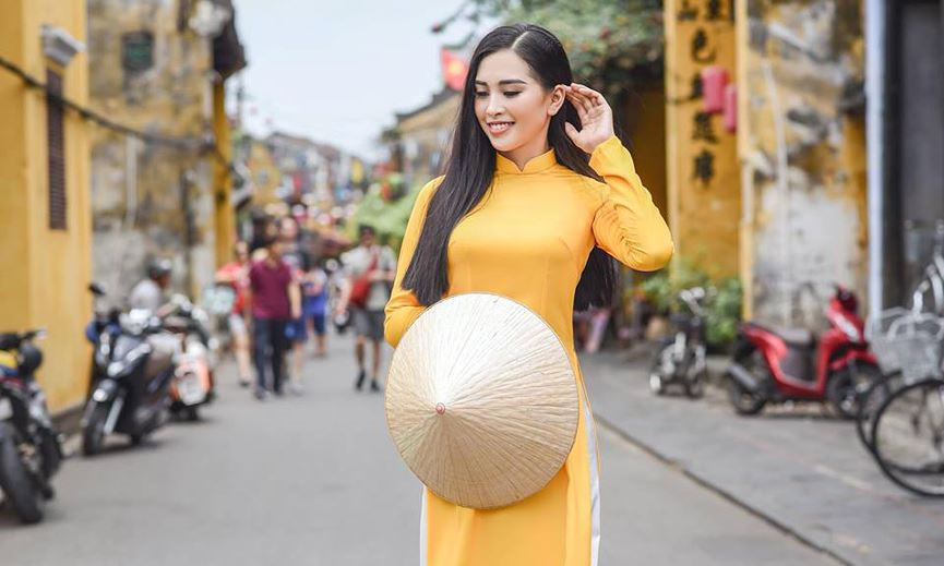 Tân Hoa hậu khoe dáng thướt tha ở Hội An