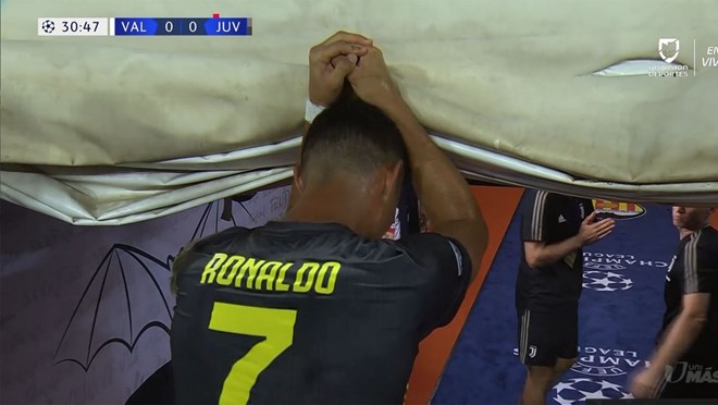 Ronaldo khóc nức nở khi phải rời sân với tấm thẻ đỏ trực tiếp