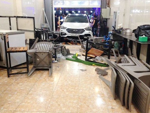 Hà Tĩnh: 6 người phải cấp cứu khi bị xe ô tô mất lái đâm vào quán nhậu