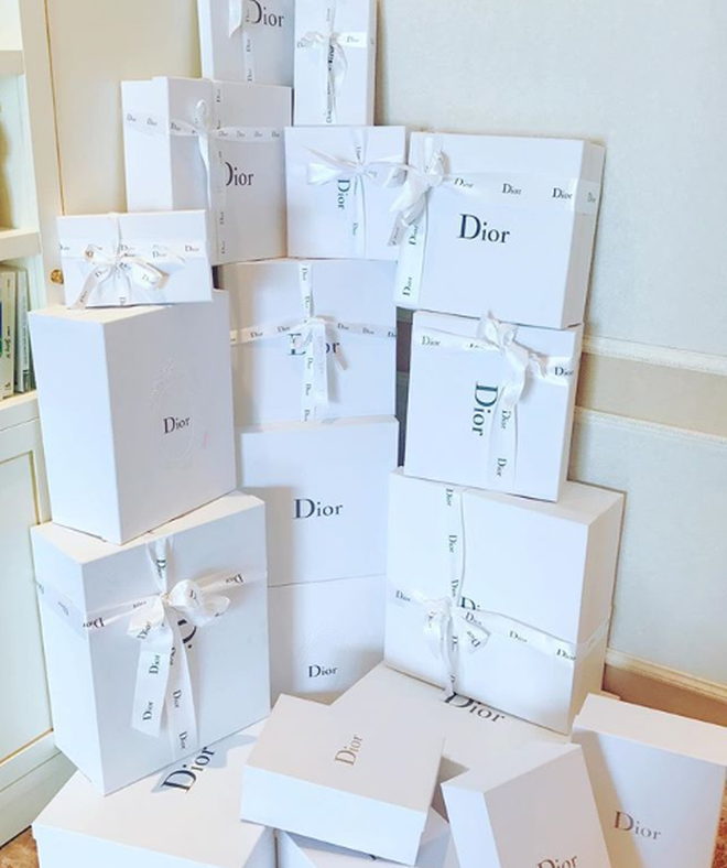 Những Hoa hậu chịu chơi của Vbiz: Mua hàng hiệu theo lố, đi du lịch sang chảnh ở khách sạn hàng chục triệu đồng/đêm