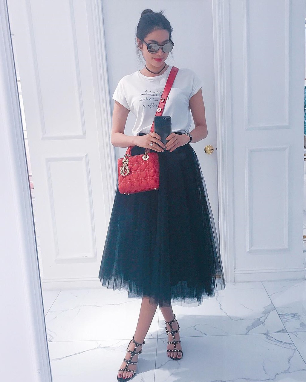 Những Hoa hậu chịu chơi của Vbiz: Mua hàng hiệu theo lố, đi du lịch sang chảnh ở khách sạn hàng chục triệu đồng/đêm